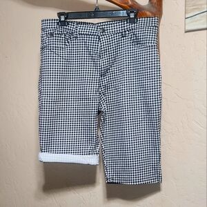 CLAM DIGGERS, PEDAL PUSHERS. Never worn 16W, 5 pocket Jean shorts.